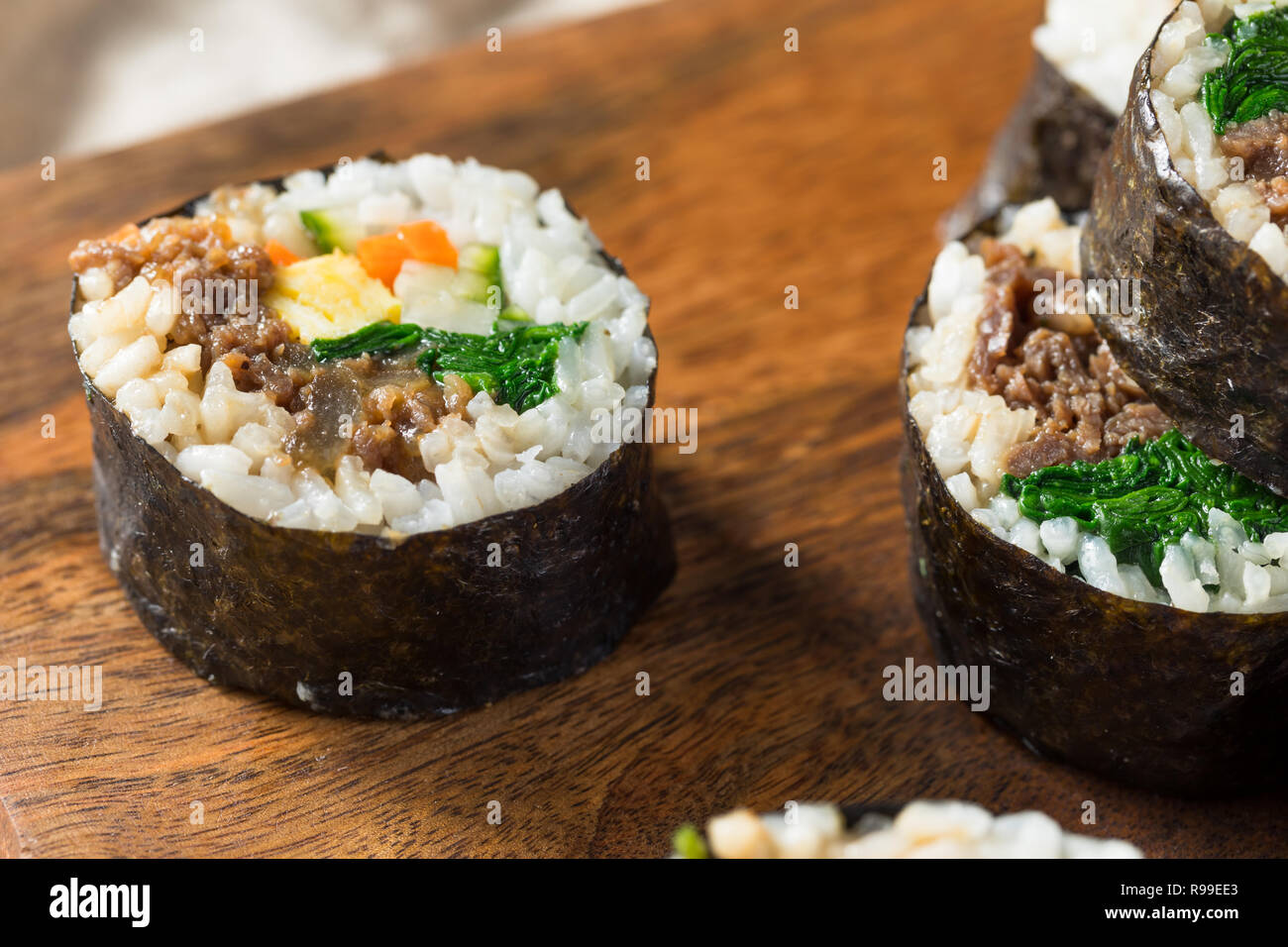 In casa il coreano Kimbap rotoli di riso con carne di manzo e verdure Foto Stock