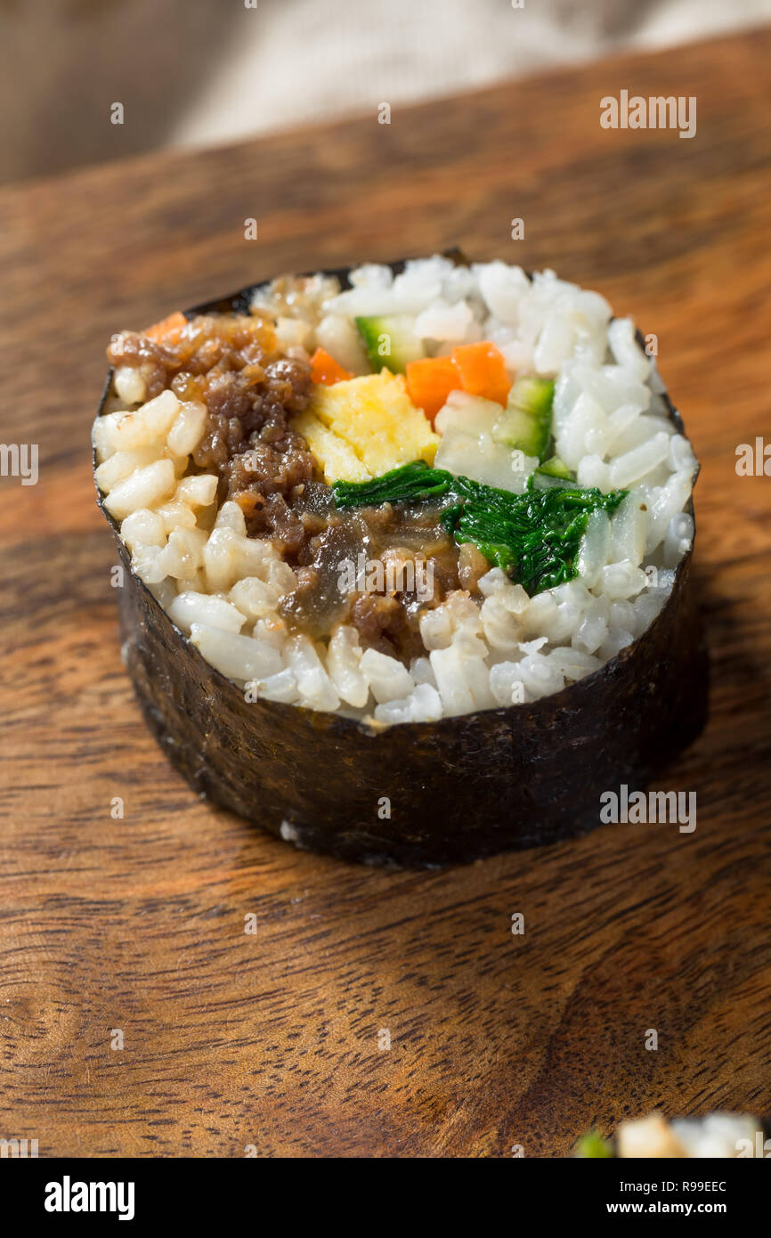 In casa il coreano Kimbap rotoli di riso con carne di manzo e verdure Foto Stock