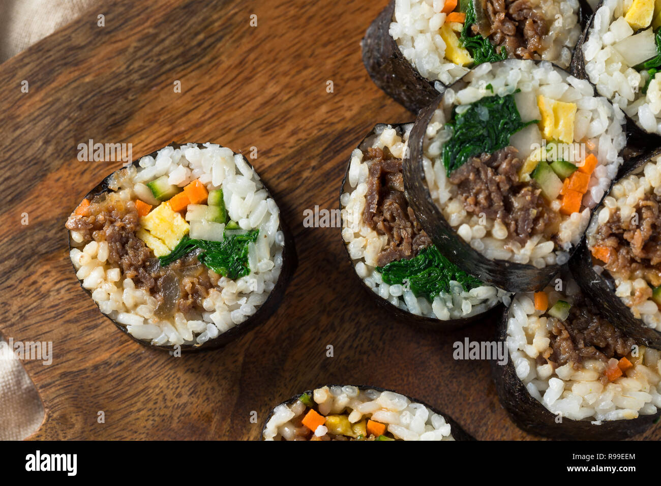 In casa il coreano Kimbap rotoli di riso con carne di manzo e verdure Foto Stock