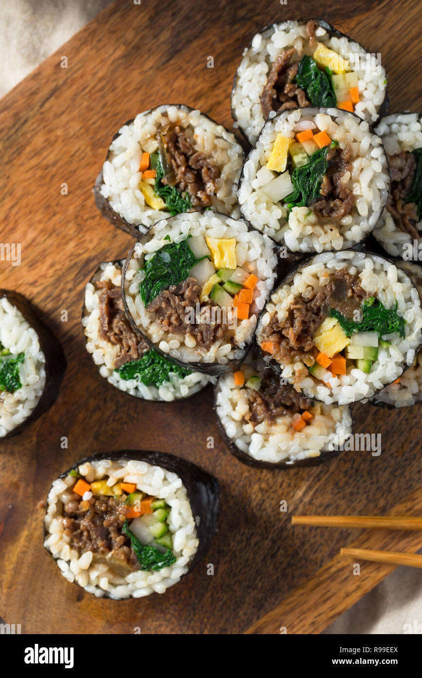 In casa il coreano Kimbap rotoli di riso con carne di manzo e verdure Foto Stock