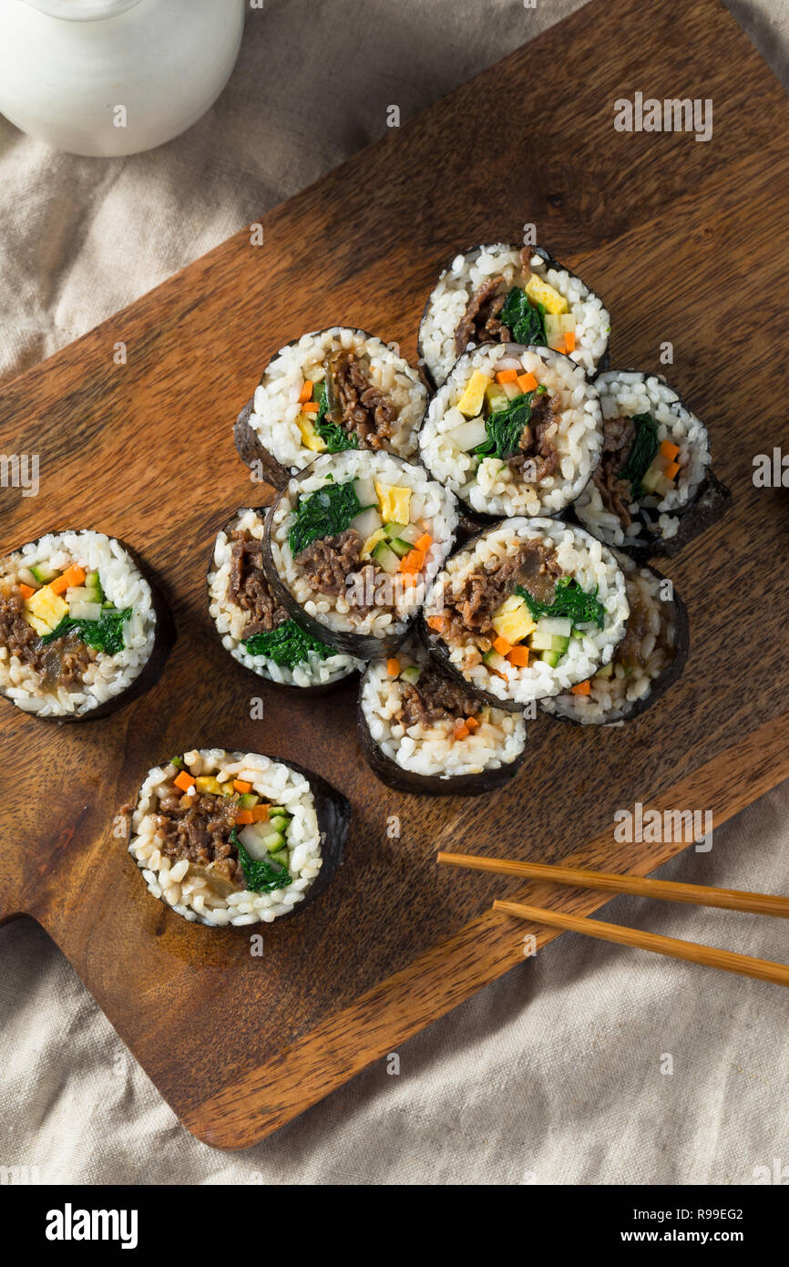 In casa il coreano Kimbap rotoli di riso con carne di manzo e verdure Foto Stock