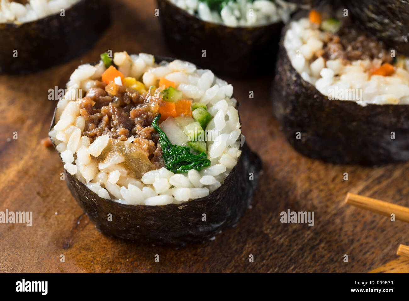 In casa il coreano Kimbap rotoli di riso con carne di manzo e verdure Foto Stock