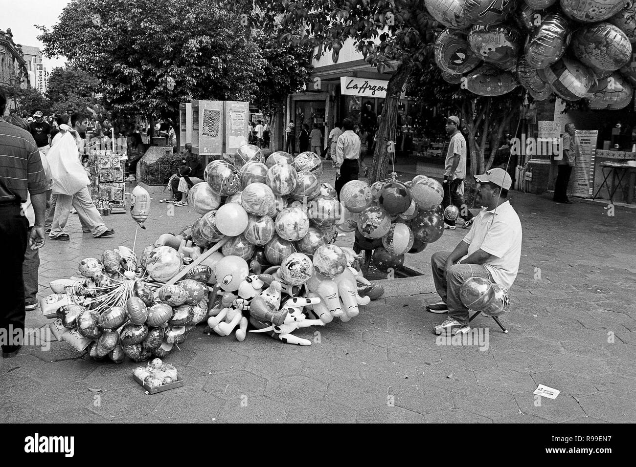 MONTERREY NL/MESSICO - Nov 10, 2003: un venditore ambulante di palloncini su una strada pedonale, nelle vicinanze della Macroplaza Foto Stock