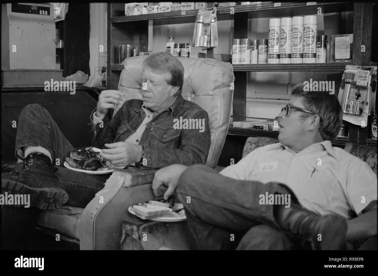 Jimmy Carter mangia con il suo fratello, Billy Carter, durante una campagna stop al suo Billy stazione di gas nella loro città natale di pianura, Georgia. 1976 Sett. 10. Foto Stock