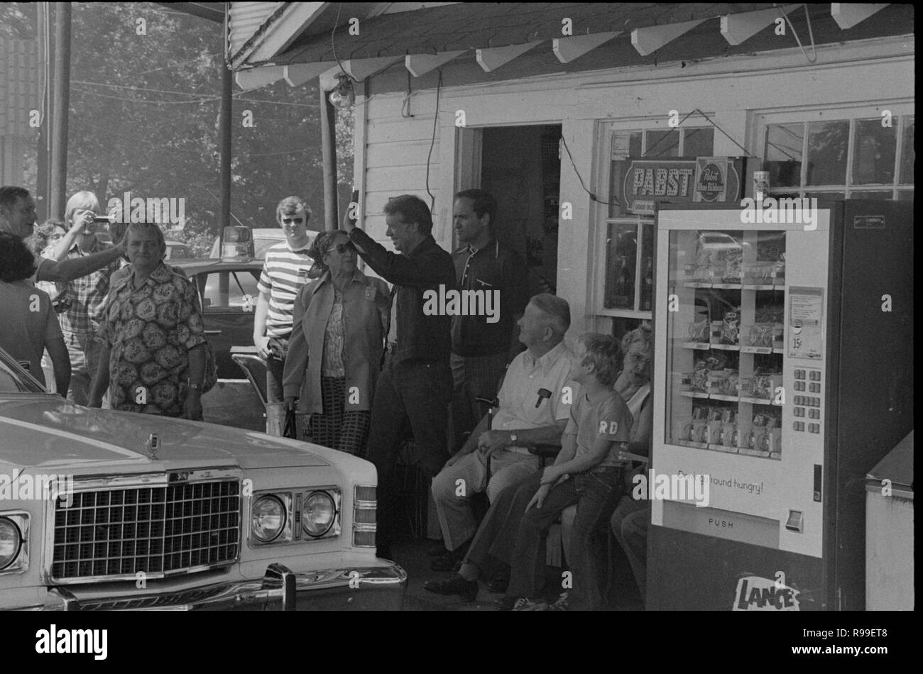 Jimmy Carter fa una interruzione della campagna a suo fratello Billy stazione di gas nella loro città natale di pianura, Georgia. 1976 Sett. 10 Foto Stock
