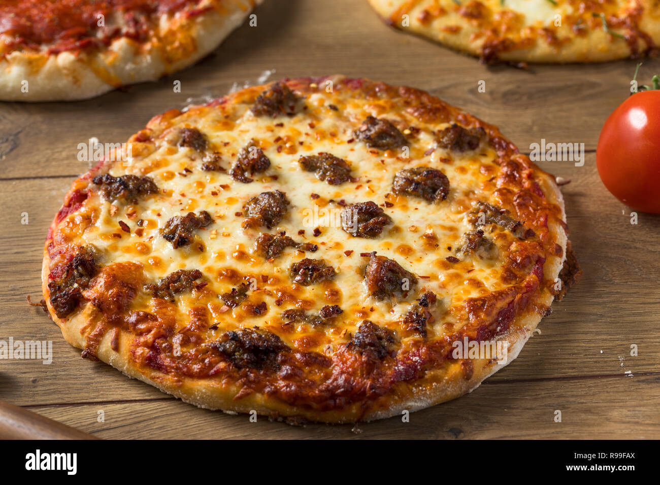 Gourmet assortiti fatti in casa a legna per le pizze con salsiccia per pizza di basilico e formaggio Foto Stock