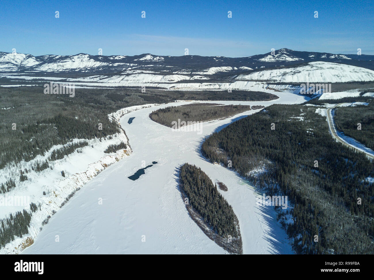 Cinque Dita Rapids congelato e coperto di neve in Yukon, Canada. Foto Stock