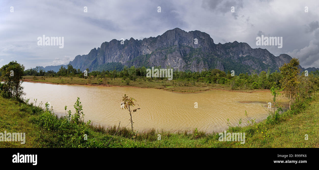 Panorama del lago e montagna calcarea a nord di route 8 in Laos Foto Stock