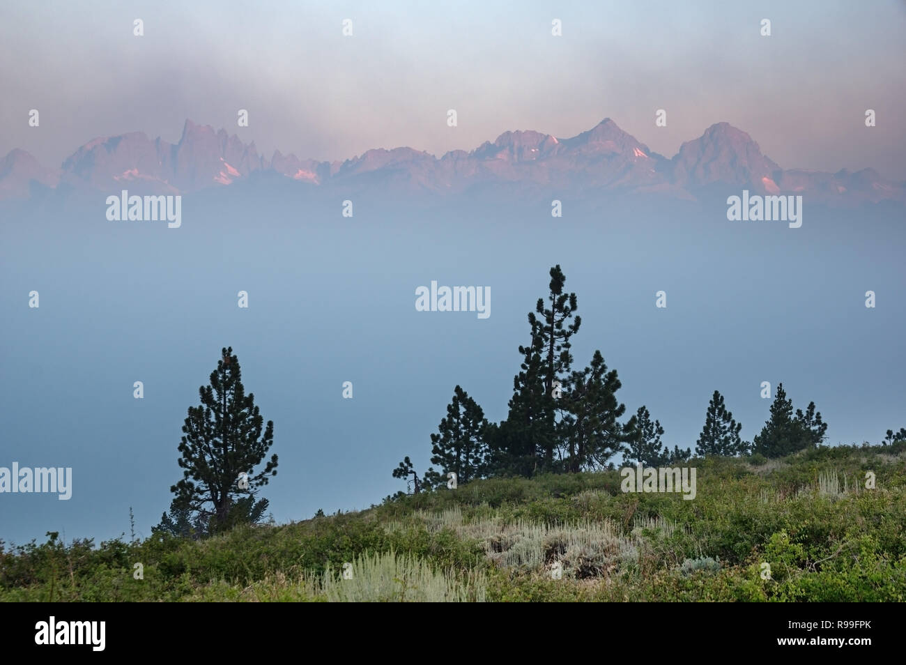 I picchi del minareto gamma telaio fuori del fumo wildfire visto da San Joaquin Ridge Foto Stock