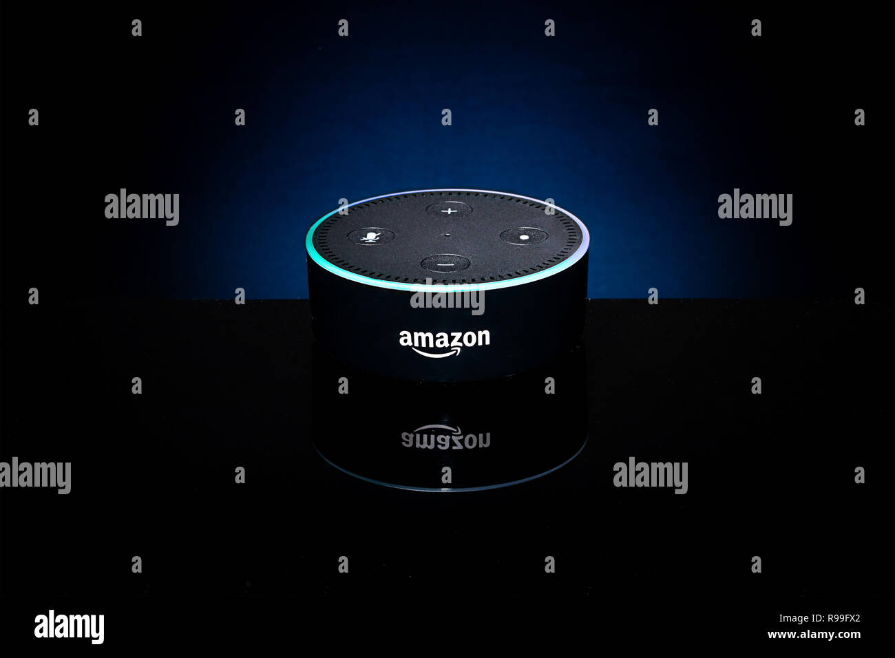 Amazon Eco Dot nero Foto Stock