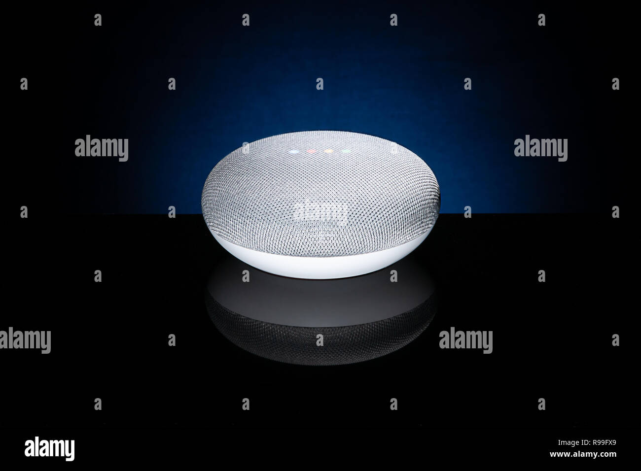 Home page di Google Mini White Foto Stock