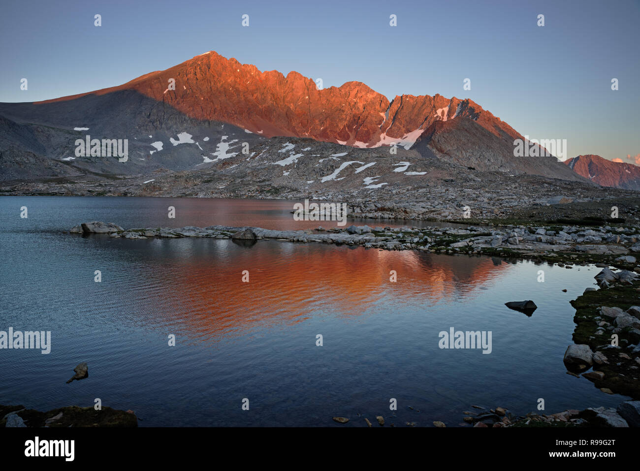 Split Mountain con orange sera la luce riflessa in un lago nel bacino superiore Foto Stock