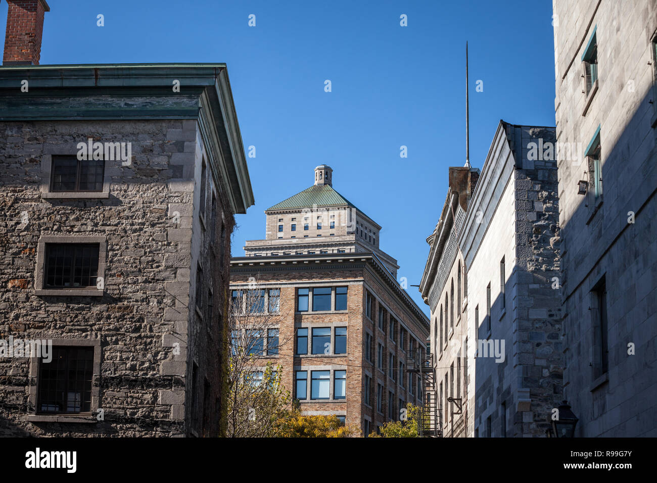 Vecchio grattacielo vintage presi da un vicino Street nel quartiere della Vecchia Montreal, o Vieux Montréal, nella città di Montreal, la città principale di qu Foto Stock