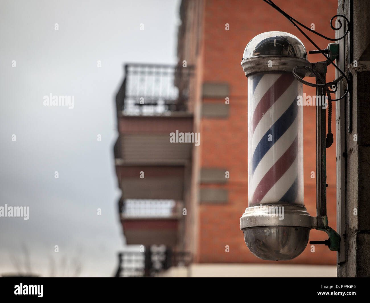 Tipico americano barbieri pole visto nella parte anteriore di un barbiere di Montreal, Canada. Questo polo è un vintage segno che indica la presenza di un maschio hairdr Foto Stock