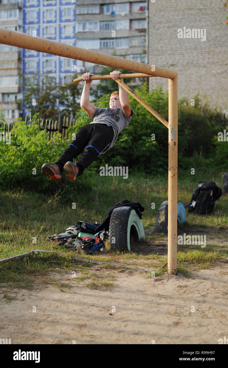 Kovrov, Russia. Il 7 settembre 2013. Teen è impegnato allenamento su una porta da calcio in schoolyard Foto Stock