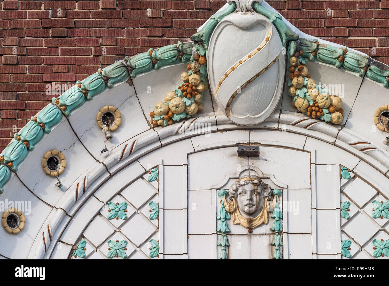 Terra Cotta ornamento sulla facciata del Teatro Hoosier Foto Stock