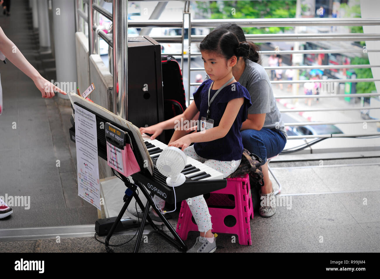 Ragazza Thai dimostrando pianoforte competenze nella città di Bangkok la passerella. Foto Stock