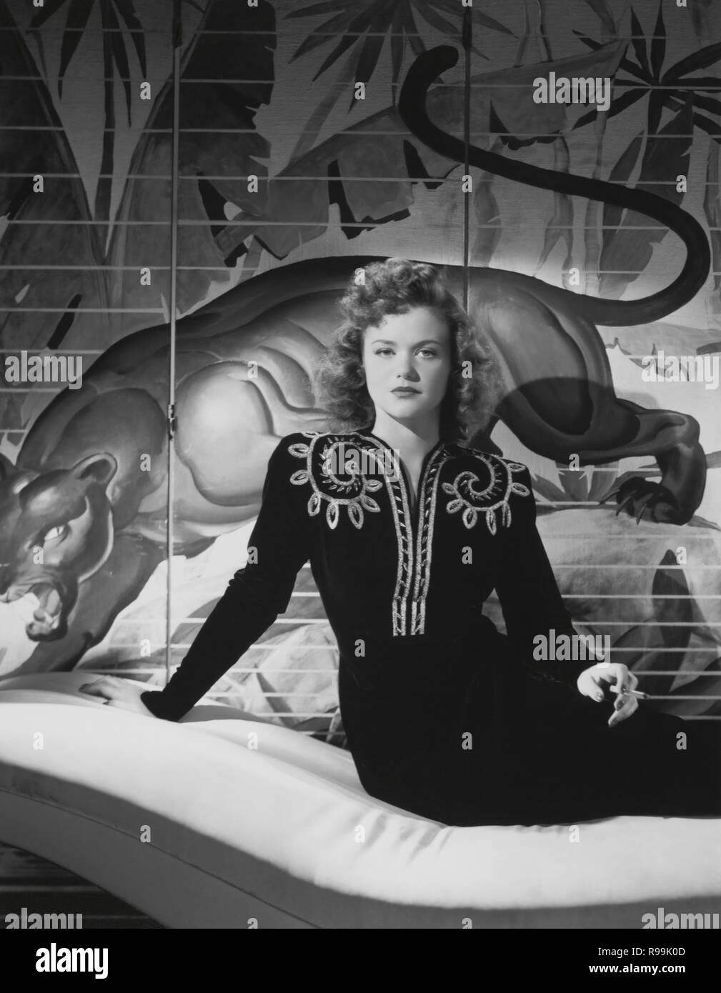 Pellicola originale titolo: CAT PERSONE. Titolo inglese: CAT PERSONE. Anno: 1942. Direttore: JACQUES TOURNEUR. Stelle: SIMONE SIMON. Credito: RKO / BACHRACH, ERNEST / Album Foto Stock