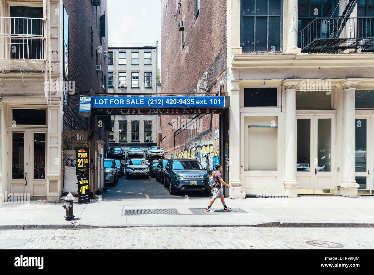 La città di New York, Stati Uniti d'America - 25 Giugno 2018: Parco lotto in vendita in Mercer Street nel quartiere di Soho in ghisa quartiere storico Foto Stock