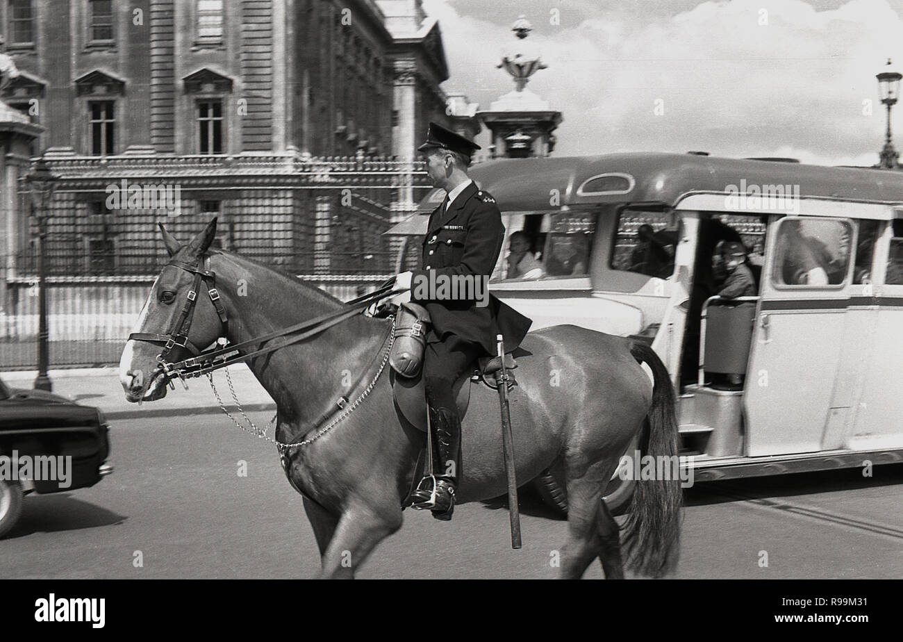 Degli anni Cinquanta, storico, Londra centrale, un uniformata montato British poliziotto fuori Buckingham Palace. Foto Stock