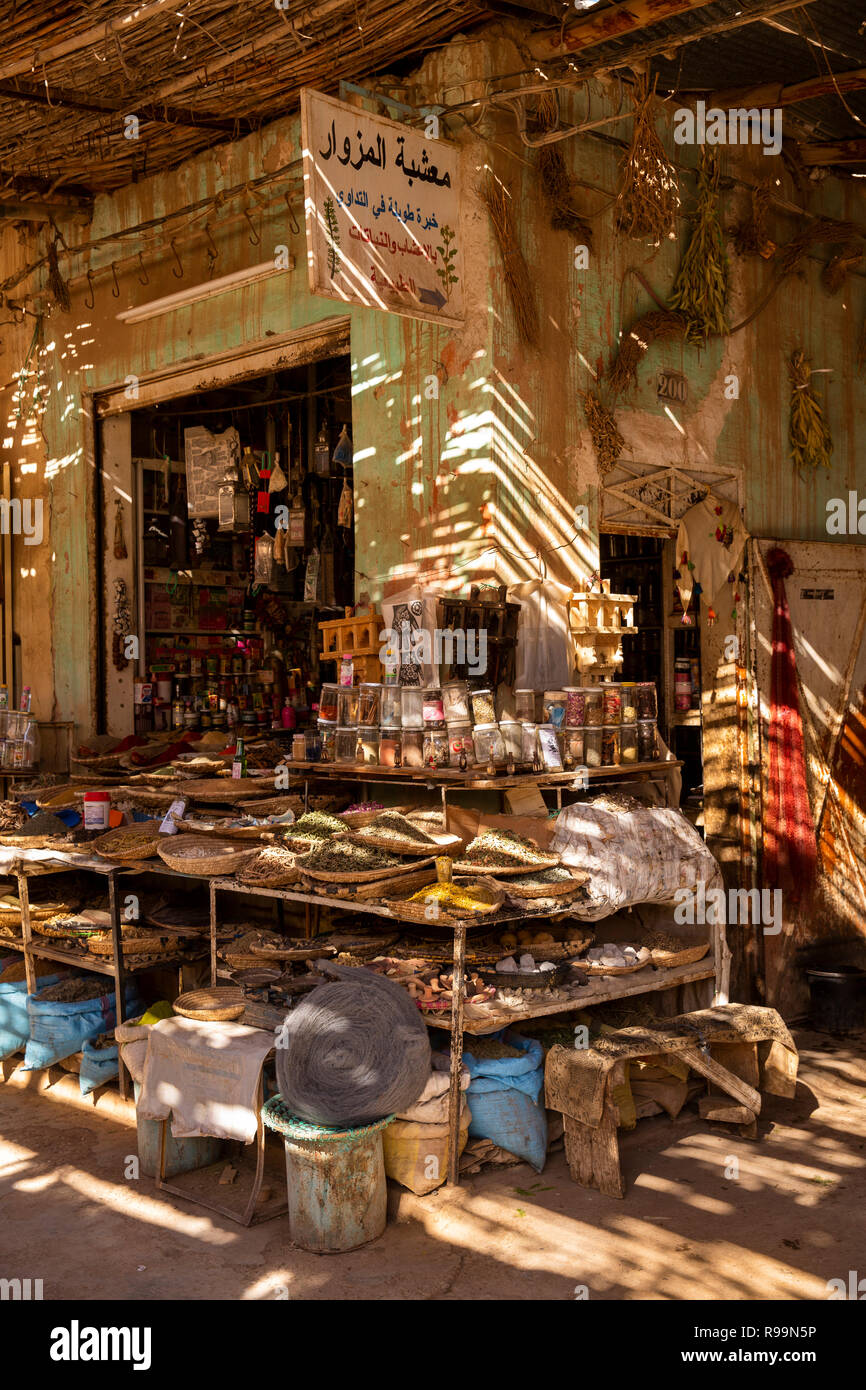 Il Marocco, Errachidia Provincia, Rissani, souk, ombroso di stallo tradizionale di vendita locale di erbe e spezie Foto Stock