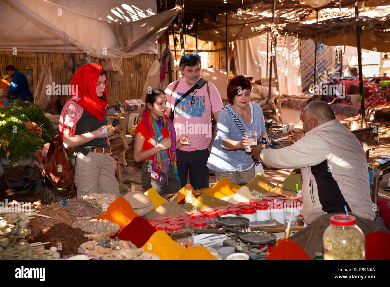Il Marocco, Errachidia Provincia, Rissani, souk, turisti in stallo spice Foto Stock