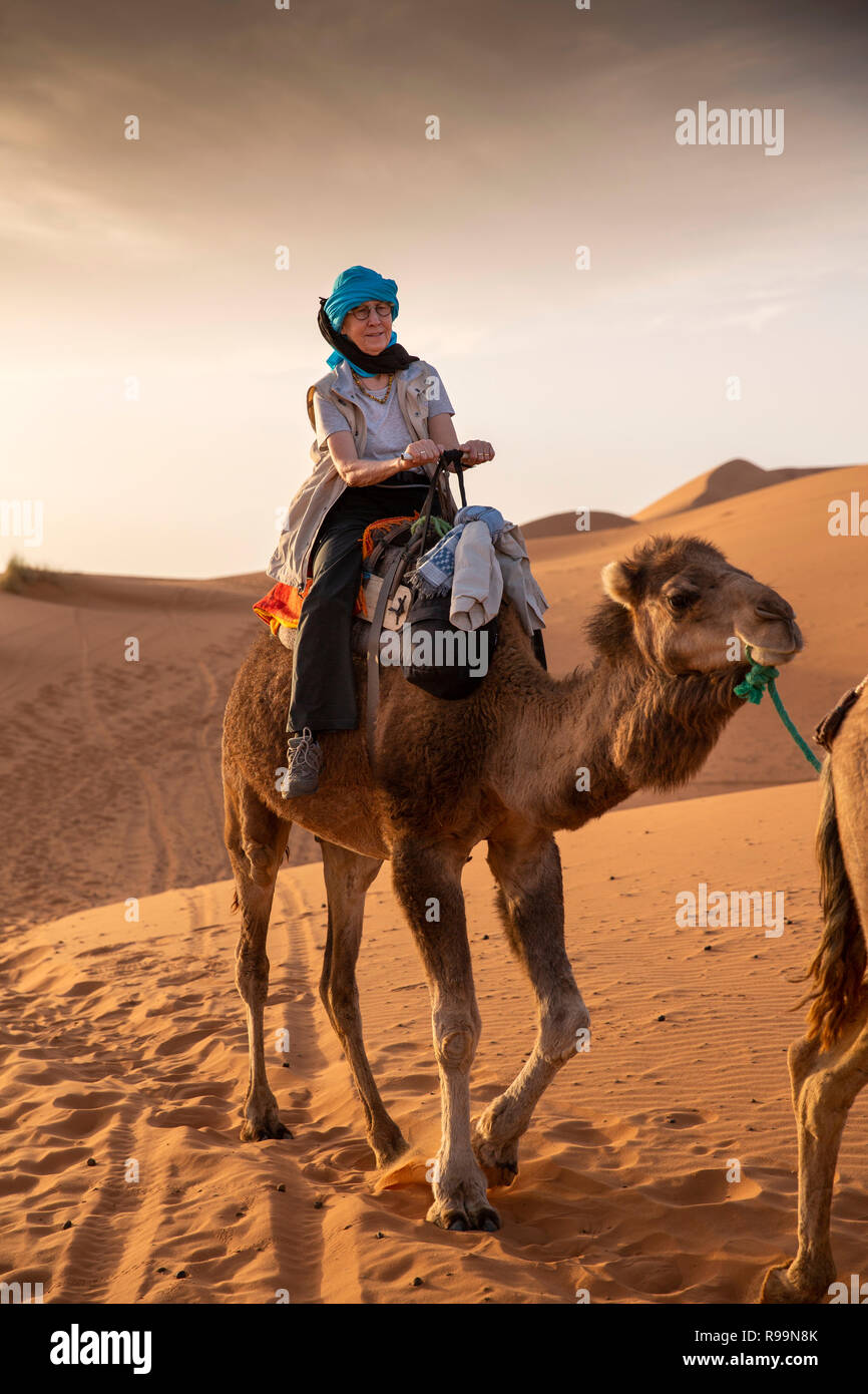 Il Marocco, Errachidia Provincia, Erg Chebbi, Berber, guida turistica leader sul cammello sulla corsa attraverso le dune Foto Stock