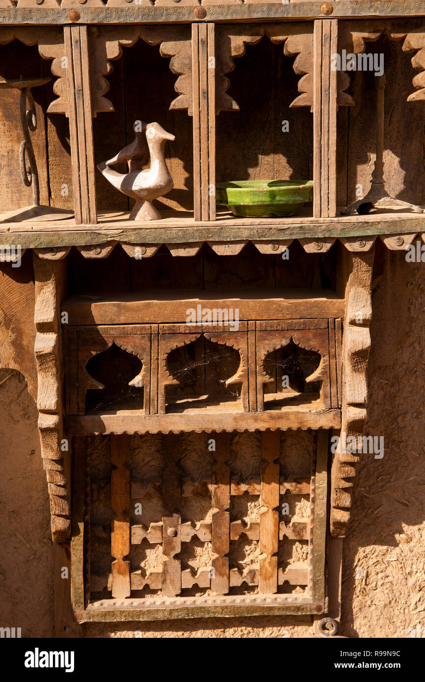 Il Marocco, Errachidia Provincia, Rissani, negozio di antiquariato, old Berber shelf contenente polverosi oggetti domestici Foto Stock