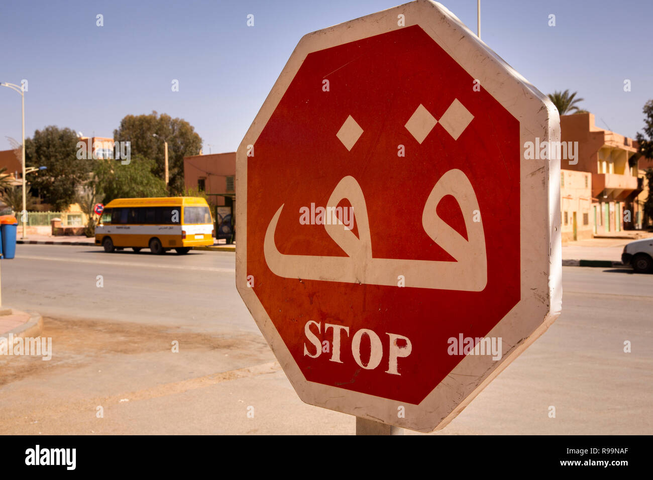 Il Marocco, Rissani, cartelli stradali, Stop, dove lato strada incontra autostrada Foto Stock