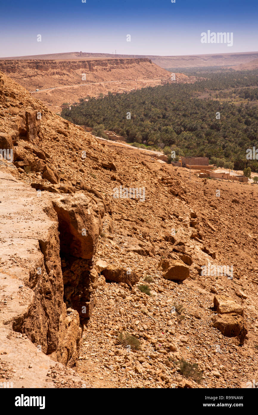 Il Marocco, Rissani, Ziz Valley, oasi sotto le colline rocciose Foto Stock