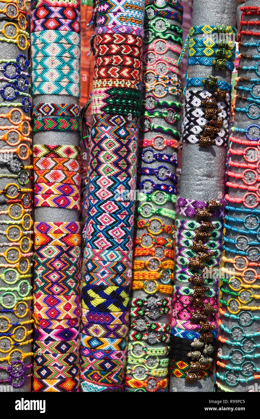 Colorato American Indian braccialetti decorativi su un mercato in stallo in Inghilterra Foto Stock