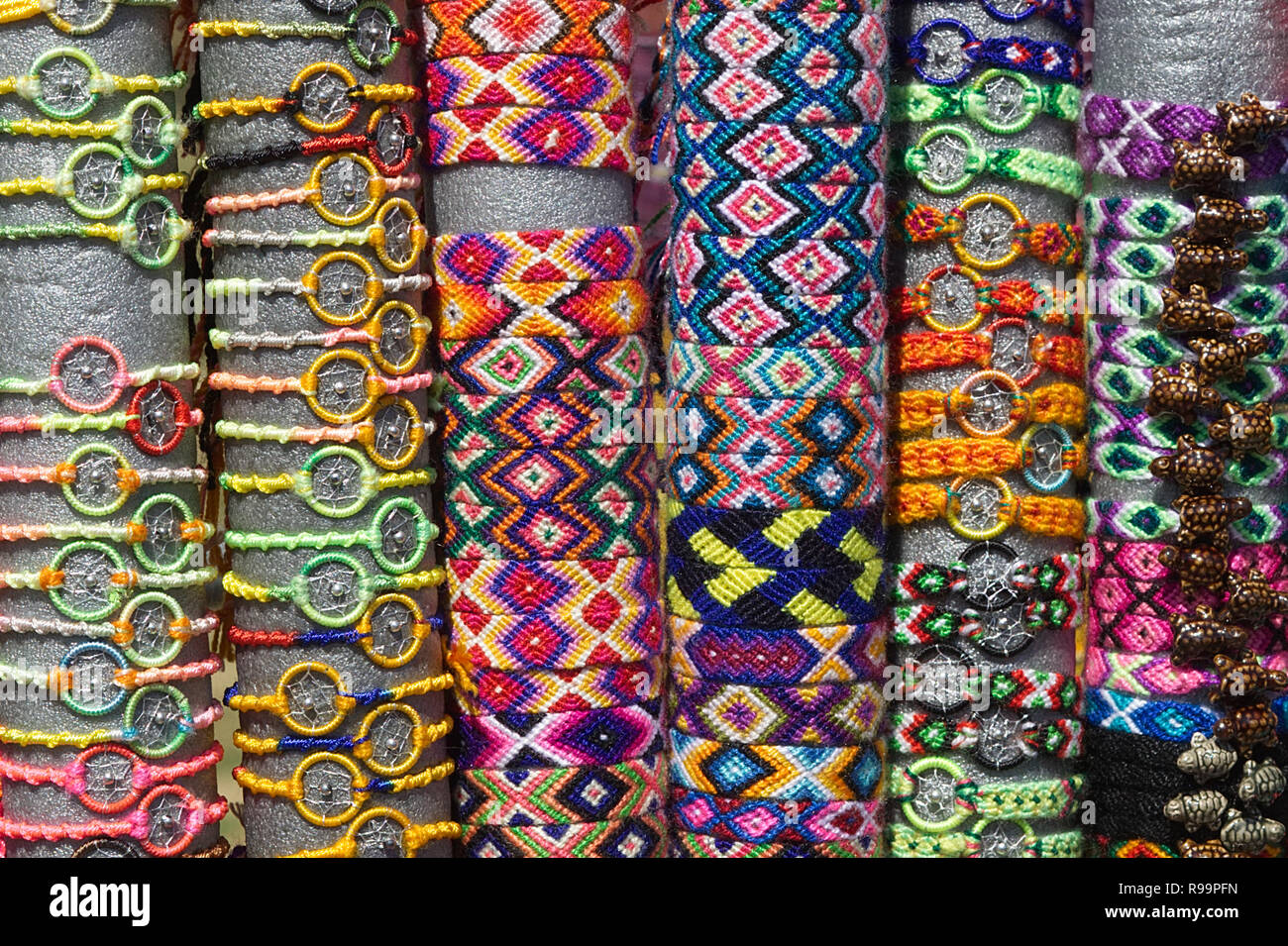 Colorato American Indian braccialetti decorativi su un mercato in stallo in Inghilterra Foto Stock