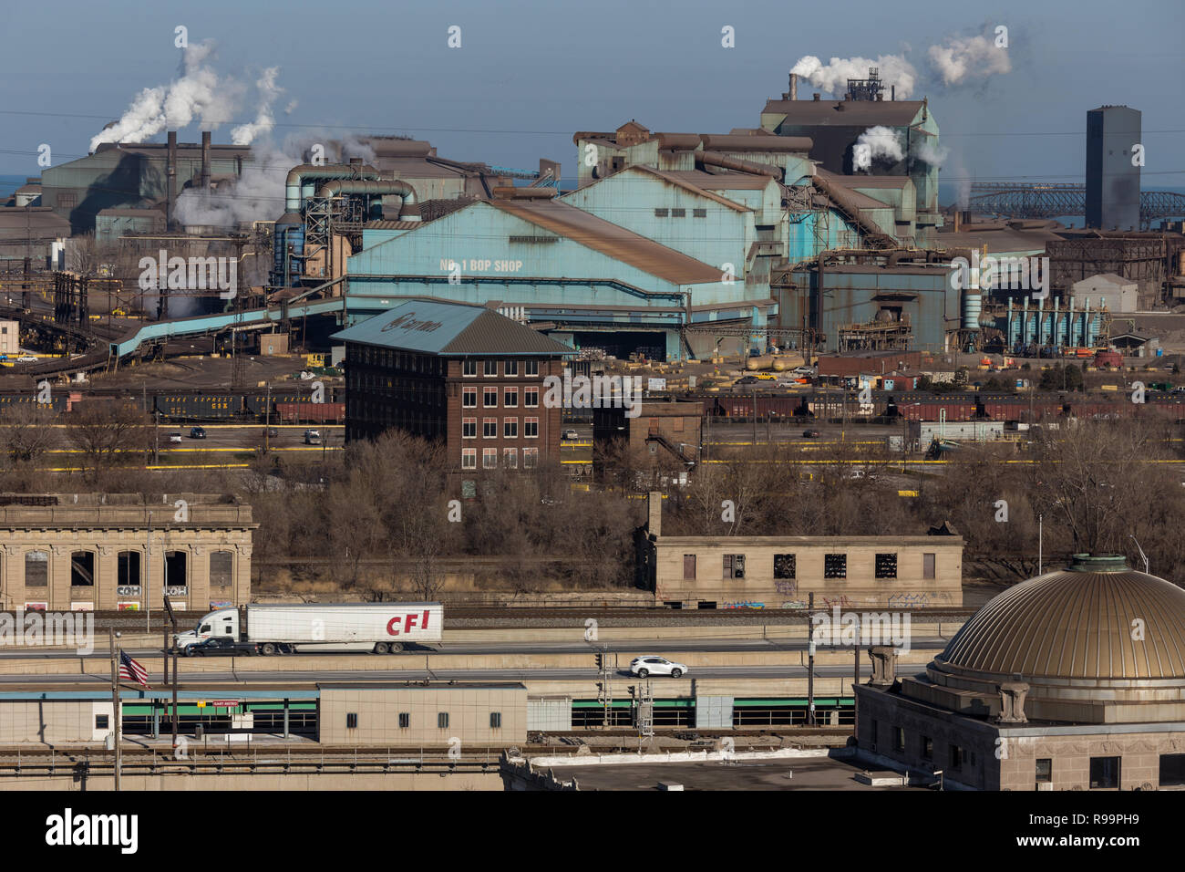 US Steel Gary lavora sul fronte del lago mulino di acciaio in Northwest Indiana in una fredda mattina di dicembre, con Indiana la strada a pedaggio in primo piano. Foto Stock US Steel Gary lavora sul fronte del lago mulino di acciaio in Northwest Indiana in una fredda mattina di dicembre, con Indiana la strada a pedaggio in primo piano. Foto Stock