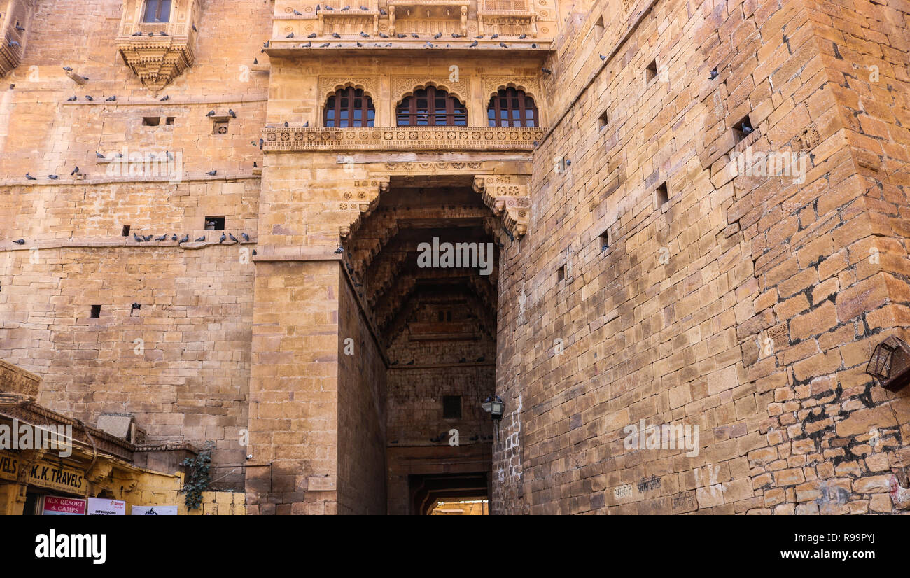 Il cancello di ingresso di Jaisalmer Fort (Golden Fort), incorporata nel 1156 D.C. dagli Rajput Rawal (righello) Jaisal dal quale deriva il suo nome. Foto Stock