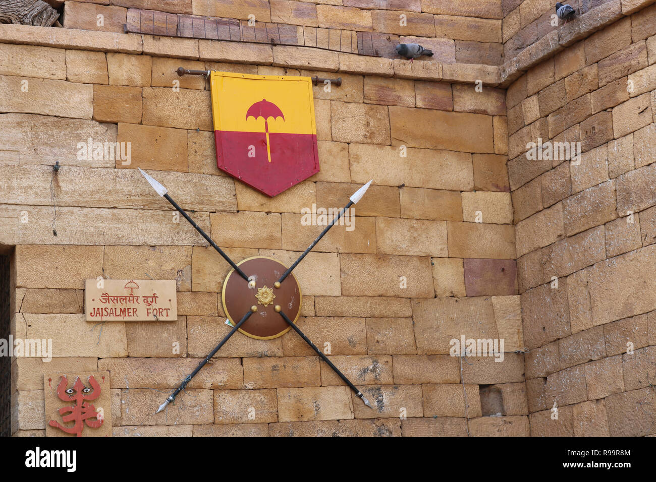 Protezione e attraversato spears mantenuta per display a parete di ingresso di Jaisalmer Fort. Foto Stock