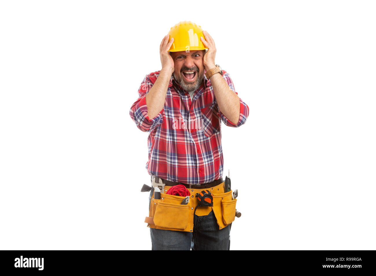 Costruttore di toccare la testa con sicurezza giallo hardhat come gesto esasperato avente espressione di panico isolato su bianco Foto Stock