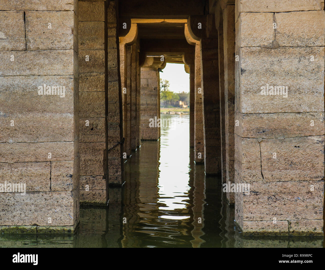 Il pilastro delle rovine dei templi nel mezzo del lago Gadisar, Jaisalmer, Rajasthan Foto Stock