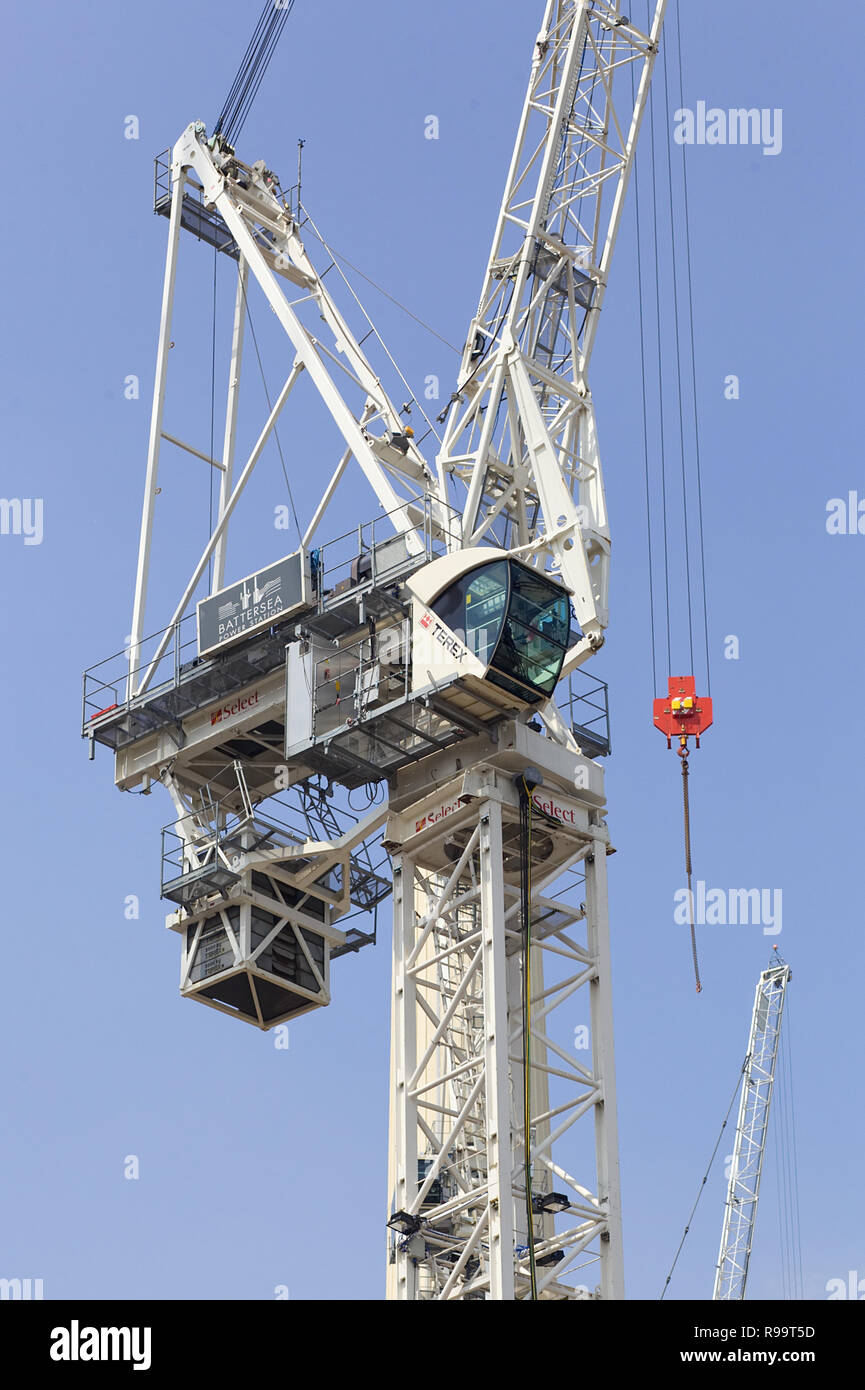 Battersea Power Station la riqualificazione del sito con grandi gru a torre Foto Stock