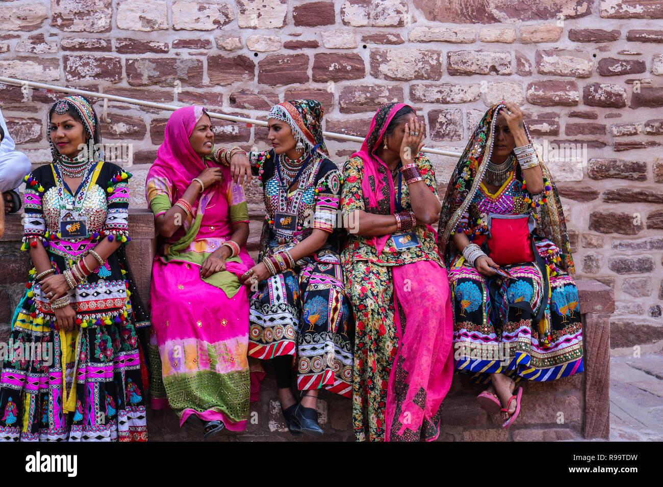 Le donne nei tradizionali Rajasthani a Forte Mehrangarh, Jodhpur, Rajasthan, India. Foto Stock