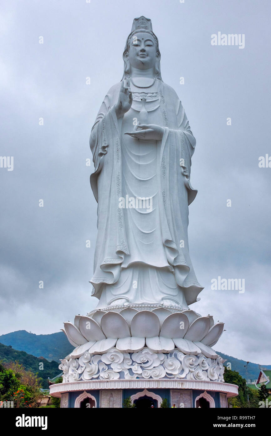 Gigantesca statua del bodhisattva Avalokiteśvara (o la Dea della Misericordia), Da Nang, Vietnam Foto Stock