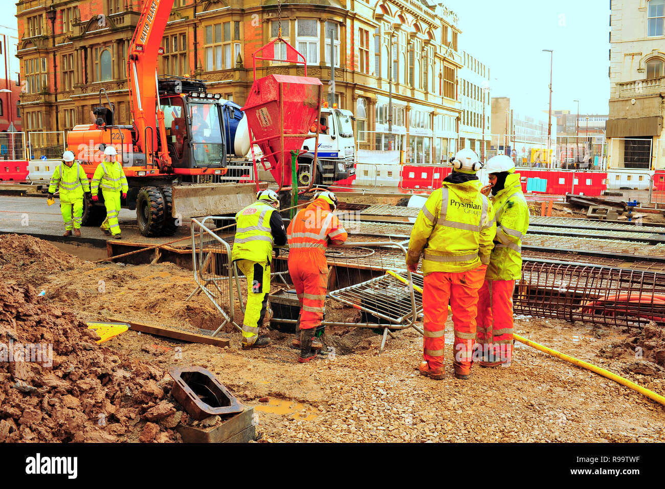 Gli ingegneri versano calcestruzzo durante la costruzione del nuovo tram Estensione nel centro di Blackpool Foto Stock