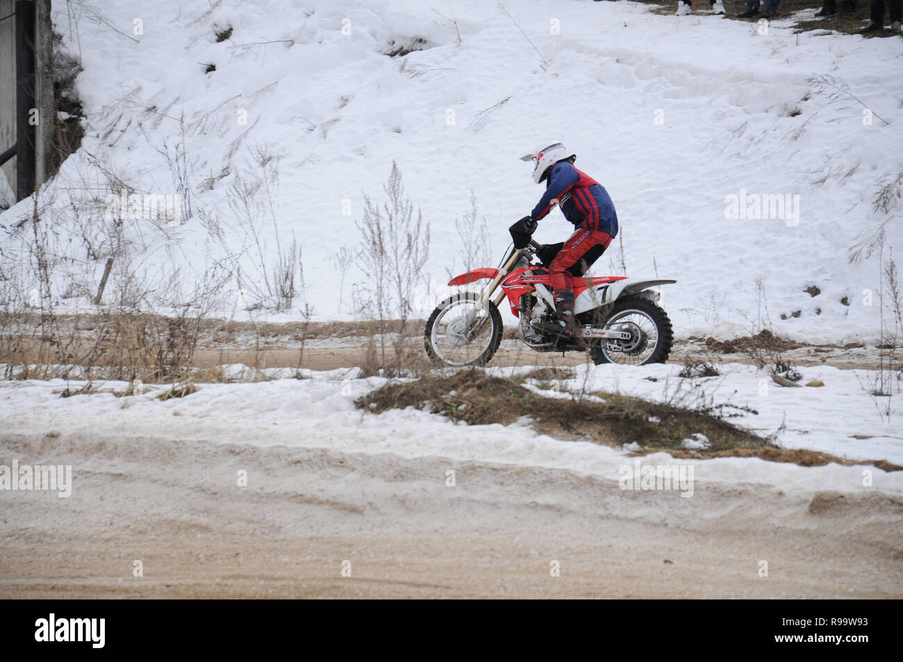 Kovrov, Russia. Il 22 febbraio 2014. Inverno motocross competizioni nel complesso sportivo Motodrom Foto Stock