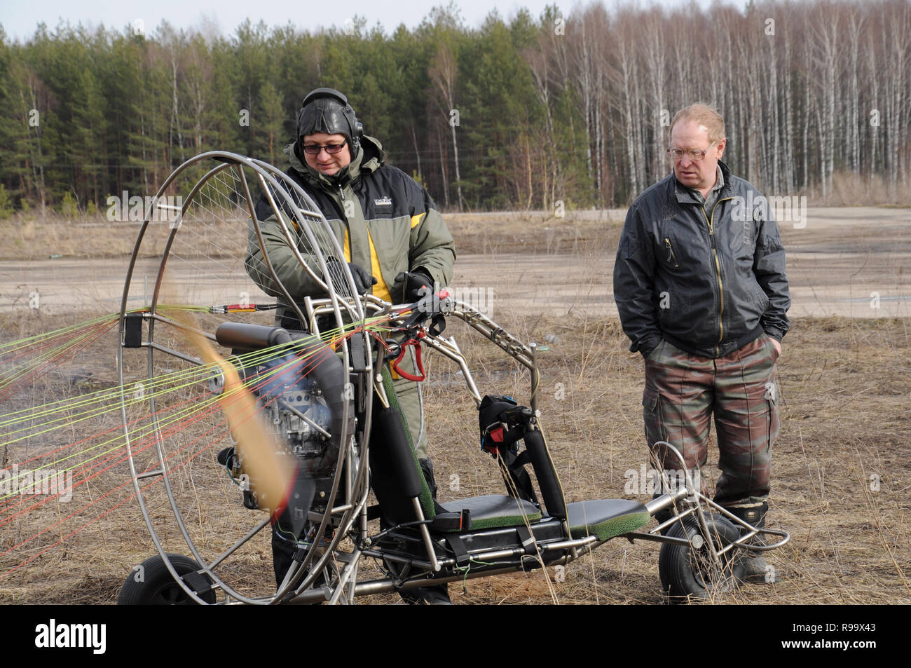 Vladimir regione, la Russia. Il 23 marzo 2014. Airfield Velikovo (Dobrograd). Pilota di parapendio motorizzato controlla il motore Foto Stock