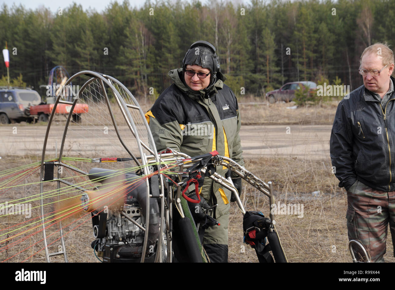 Vladimir regione, la Russia. Il 23 marzo 2014. Airfield Velikovo (Dobrograd). Pilota di parapendio motorizzato controlla il motore Foto Stock