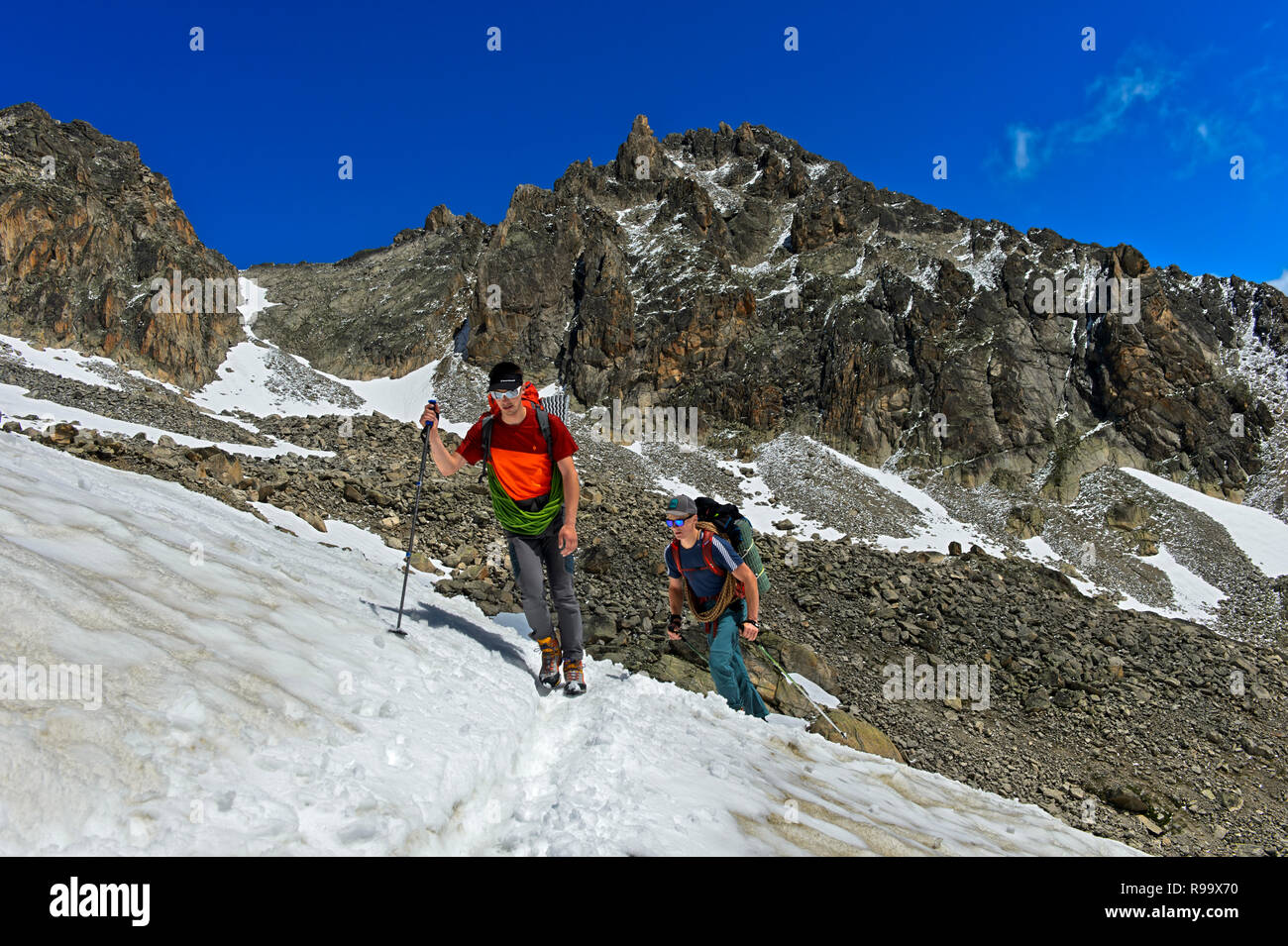 Due alpinisti che attraversa un campo di neve sulla strada per il rifugio Orny, Champex-Lac, Vallese, Svizzera Foto Stock