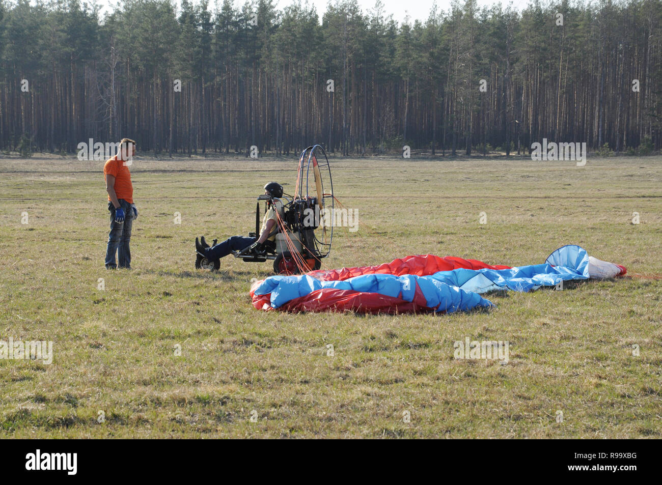 Vladimir regione, la Russia. Il 20 aprile 2014. Quartieri della città Kovrov. Powered parapendio sul campo. I piloti a parlare tra di loro Foto Stock