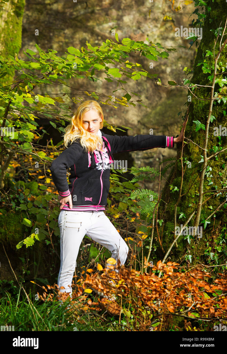 Un sottile modello bionda nei boschi a Golitha Falls,Cornwall,l'Inghilterra,UK Foto Stock