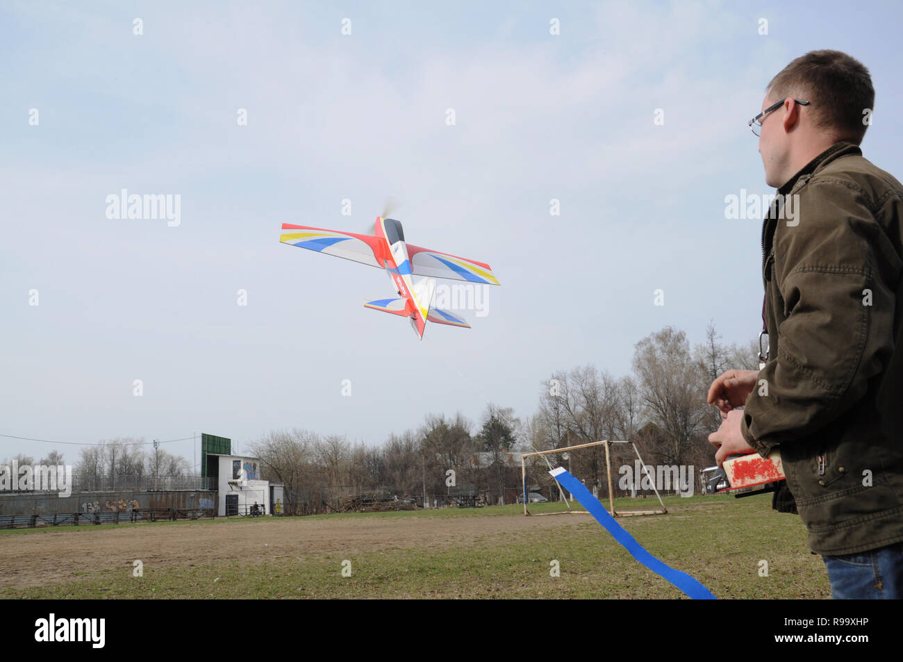 Kovrov, Russia. Il 22 aprile 2014. I voli sui modelli di aereo nel campo di calcio nel parco Degtyarev chiamato in onore del XV anniversario dei bambini Foto Stock
