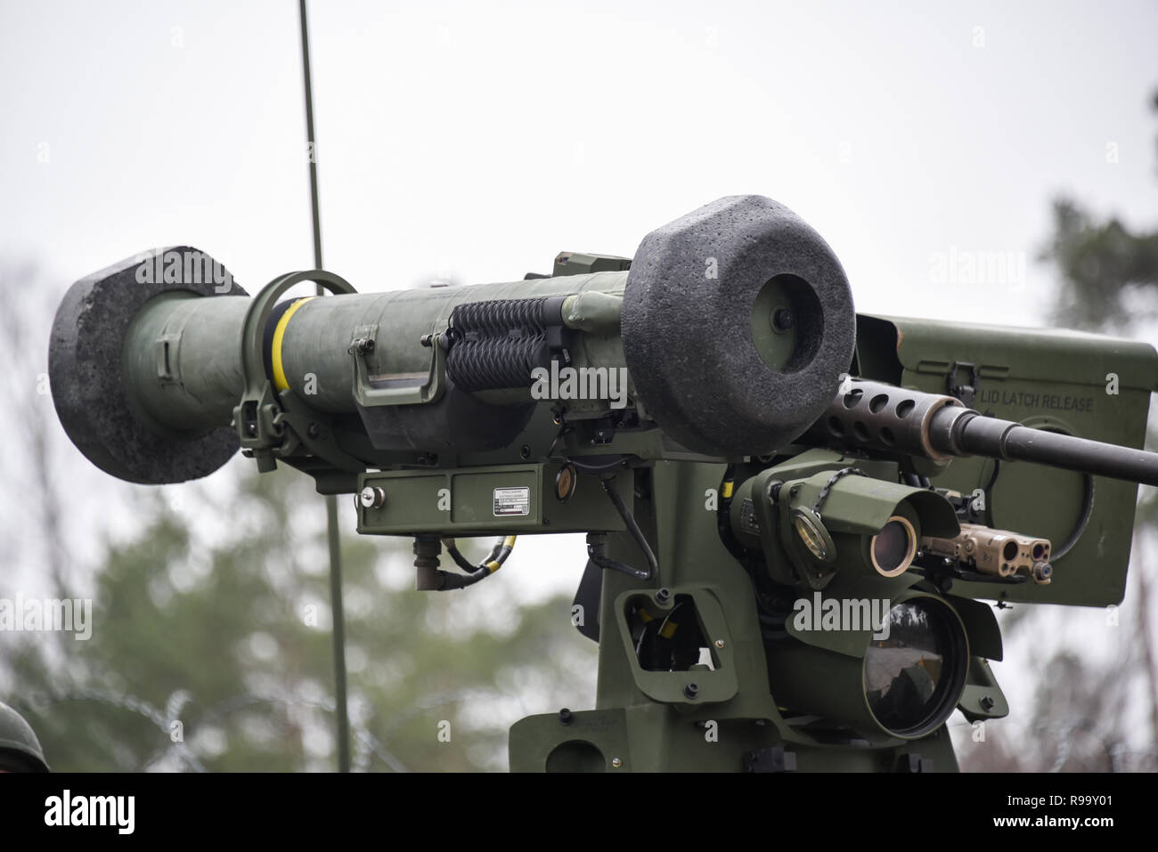 Un U.S. Esercito comune azionato a distanza Stazione arma Javelin o corvi-J, montato su un Stryker fanteria veicolo portante, pronto per essere sparato al settimo esercito Grafenwoehr Area Formazione Dicembre 19, 2018 in Grafenwoehr, Germania. In remoto la sparata lanciamissili è azionato dall'interno del veicolo che fornisce protezione per i soldati. Foto Stock
