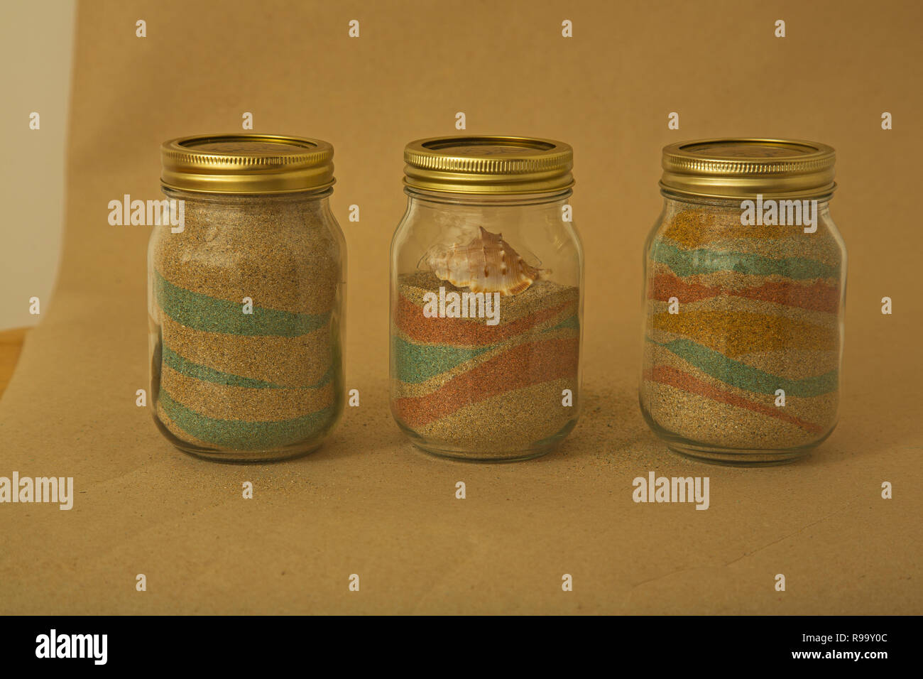 Rendendo i modelli di sabbia in vecchi vasi di vetro Foto Stock